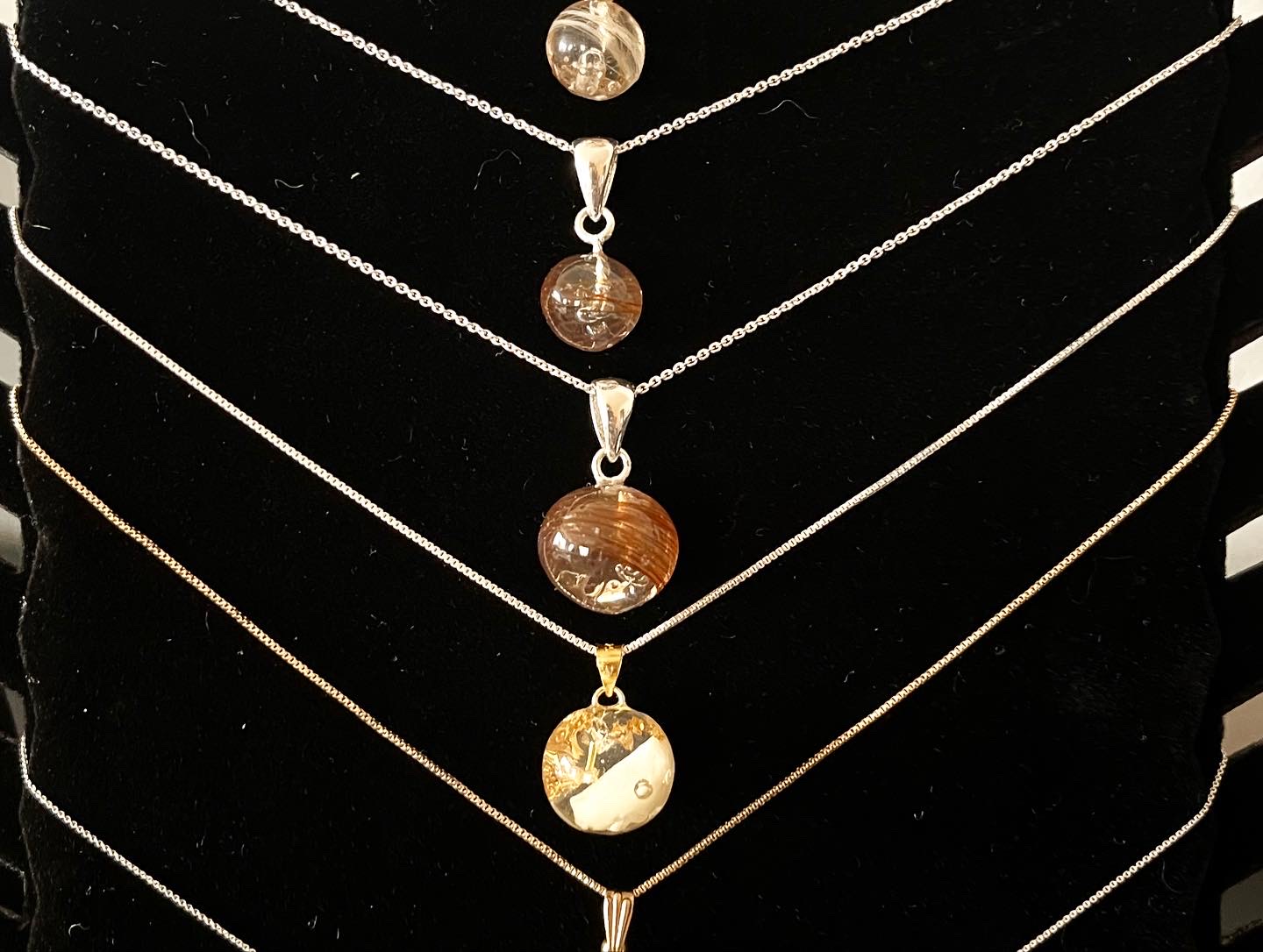 små og store kuler, med innhold av hundehår, hestehår og hetetann med bladgull.